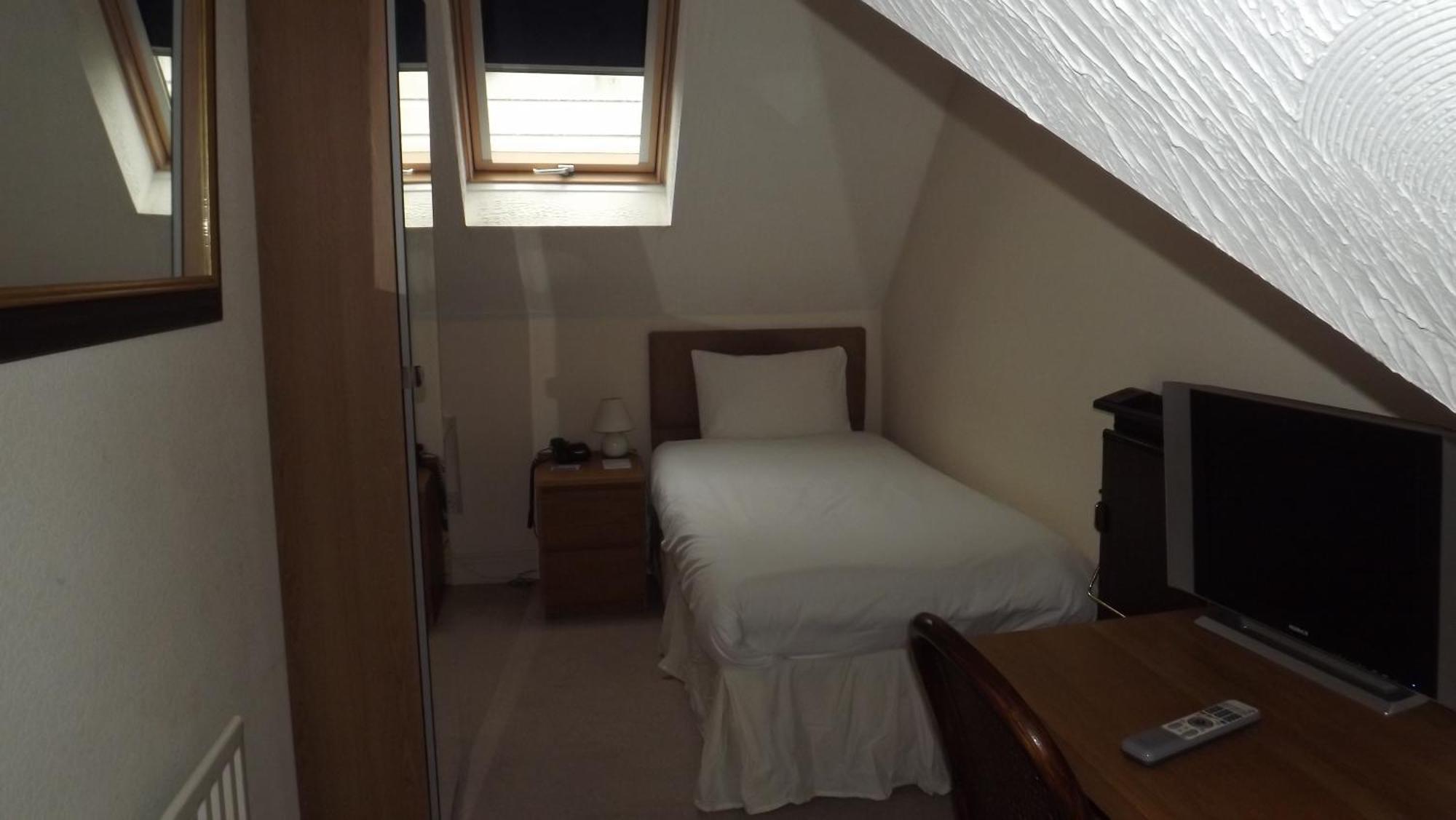 The Peacock Townhouse Hotel Kenilworth - Warwick Ruang foto